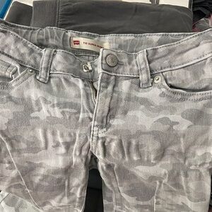 Levi's 710 Super Skinny Light Grey Camo Jeans size 7, stretch
